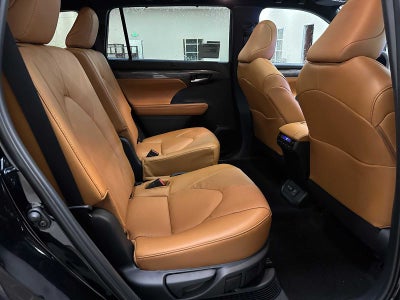 2026 Toyota Highlander Hybrid Platinum