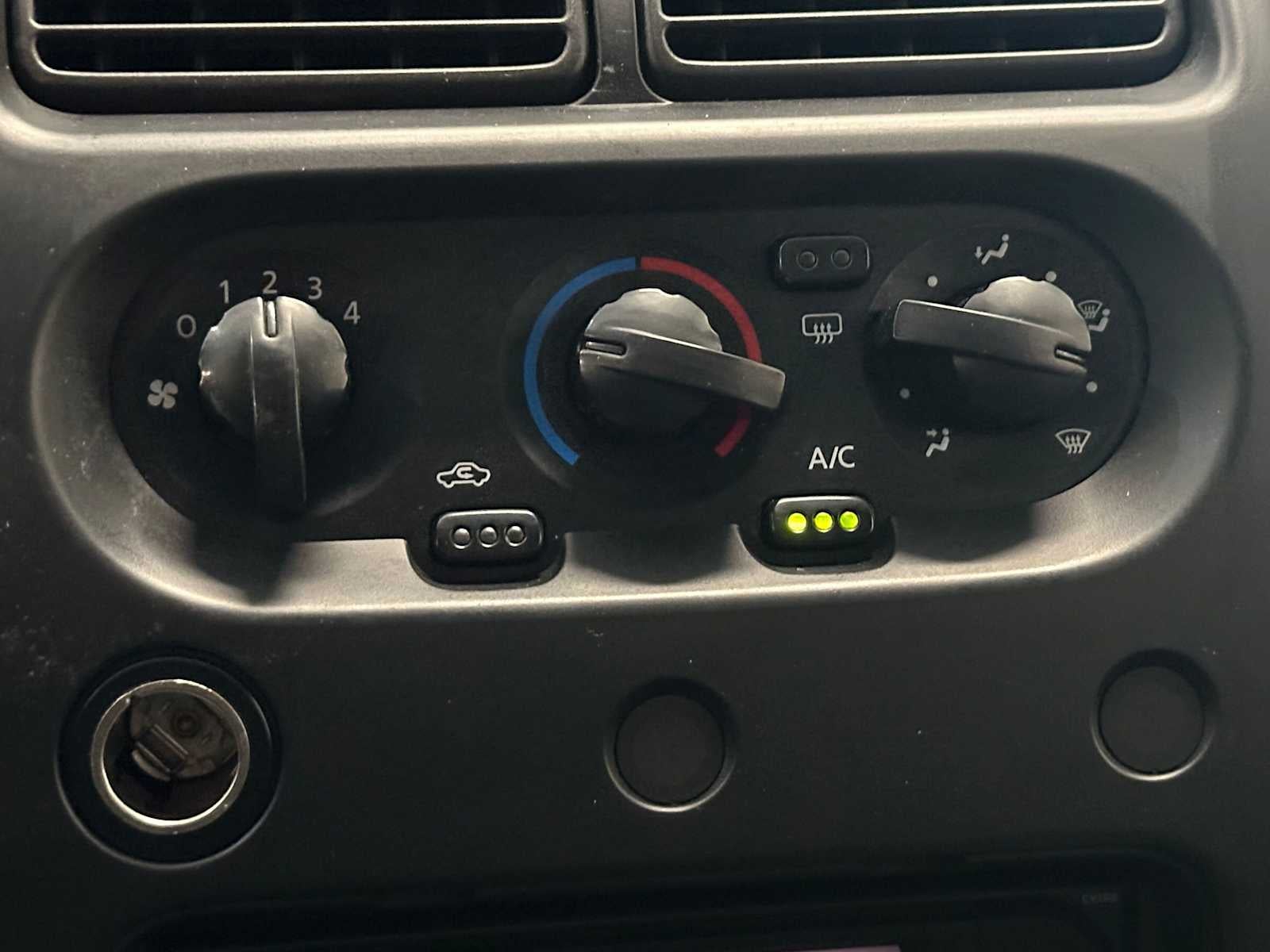 2003 Nissan Frontier SE