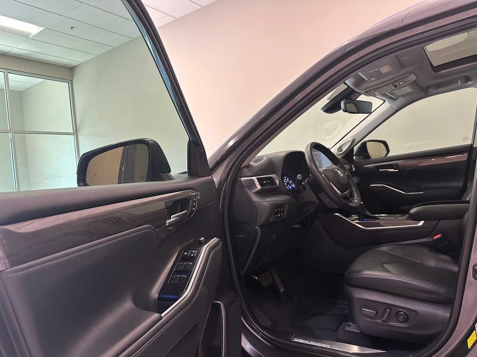 2022 Toyota Highlander Hybrid Platinum