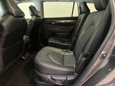 2022 Toyota Highlander Hybrid Platinum