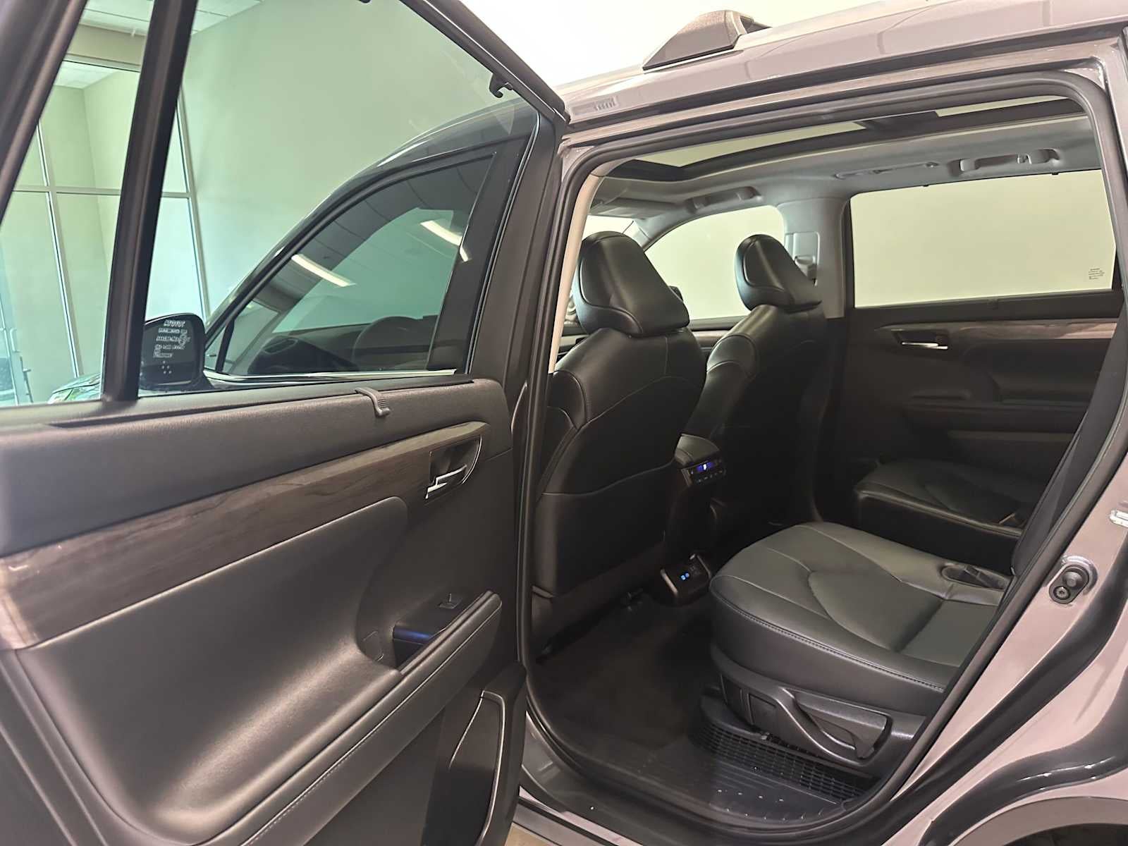 2022 Toyota Highlander Hybrid Platinum