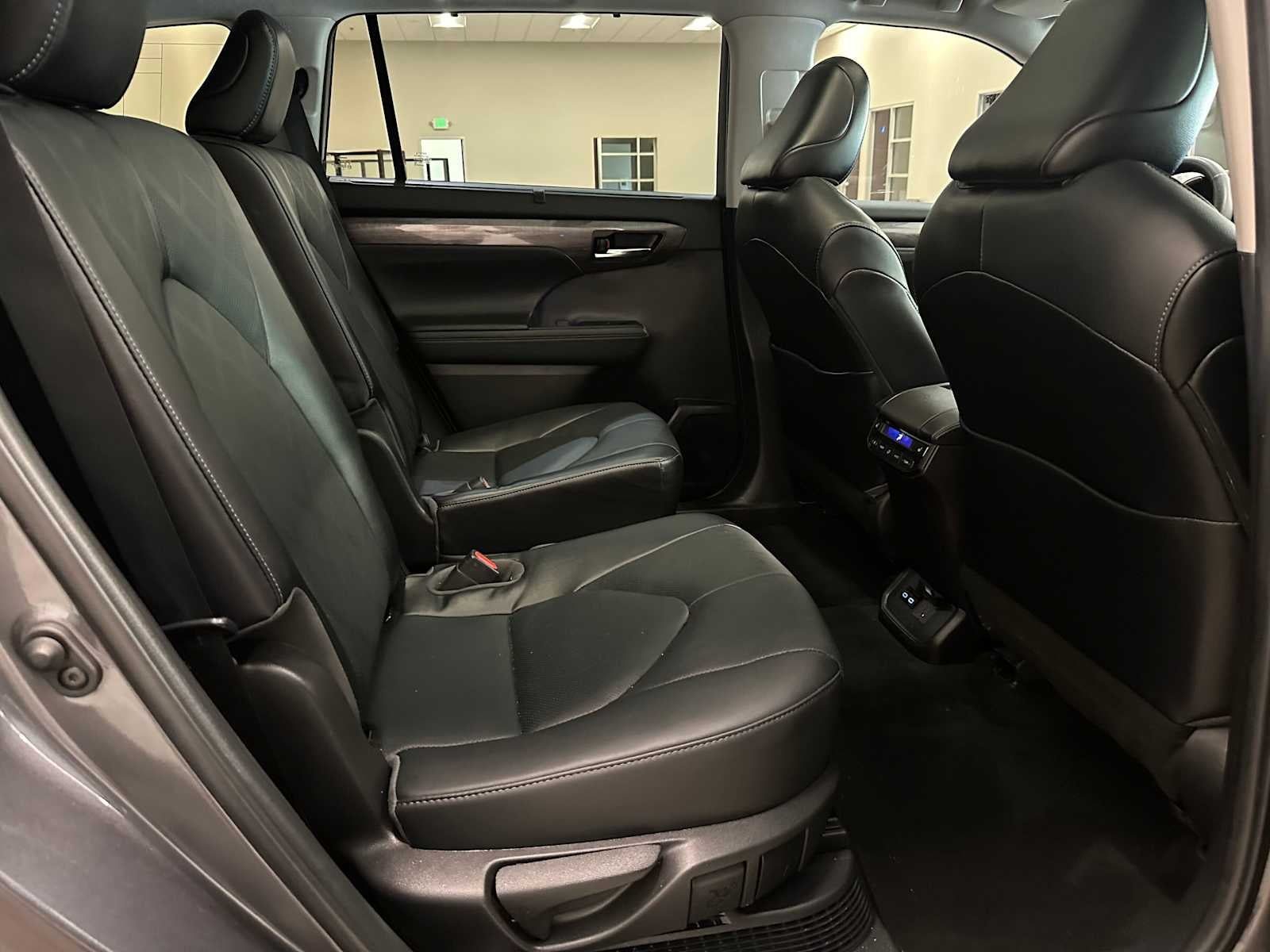 2022 Toyota Highlander Hybrid Platinum