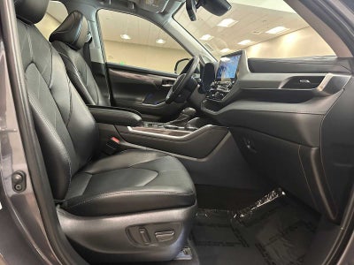 2022 Toyota Highlander Hybrid Platinum