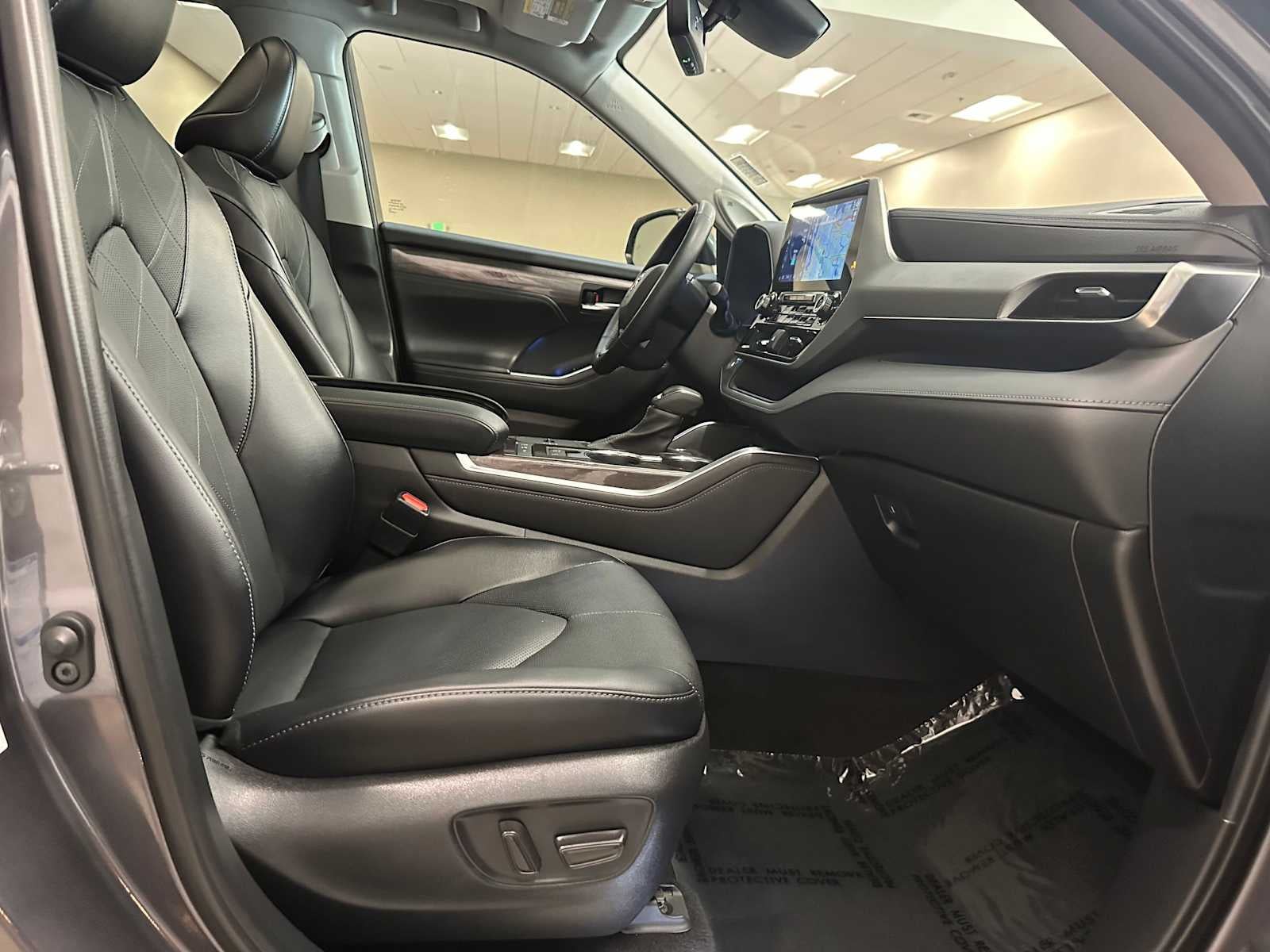 2022 Toyota Highlander Hybrid Platinum