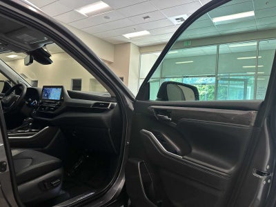 2022 Toyota Highlander Hybrid Platinum