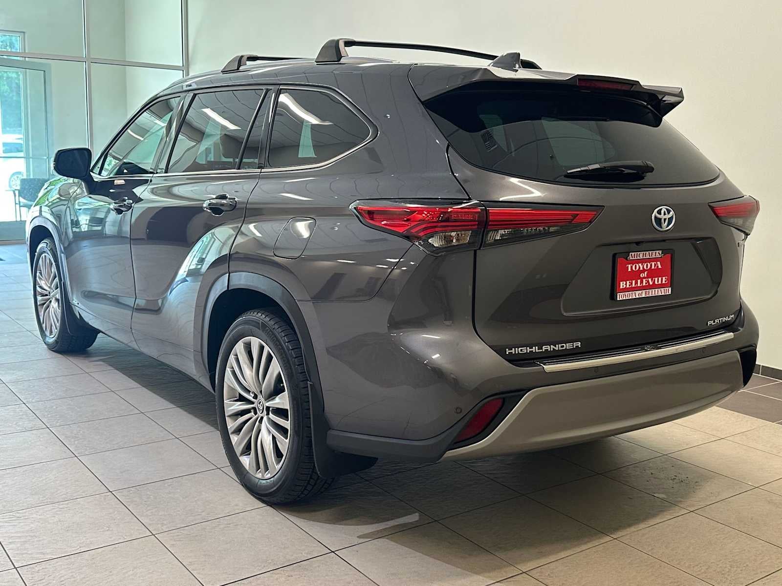 2022 Toyota Highlander Hybrid Platinum