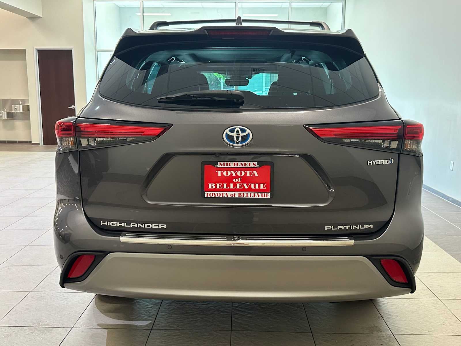 2022 Toyota Highlander Hybrid Platinum