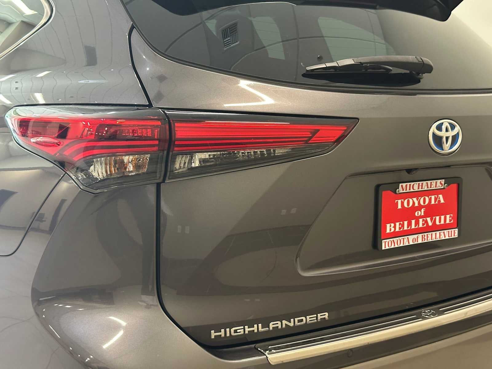 2022 Toyota Highlander Hybrid Platinum