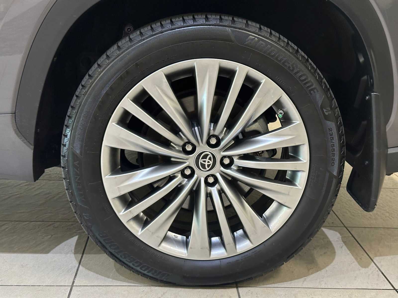 2022 Toyota Highlander Hybrid Platinum