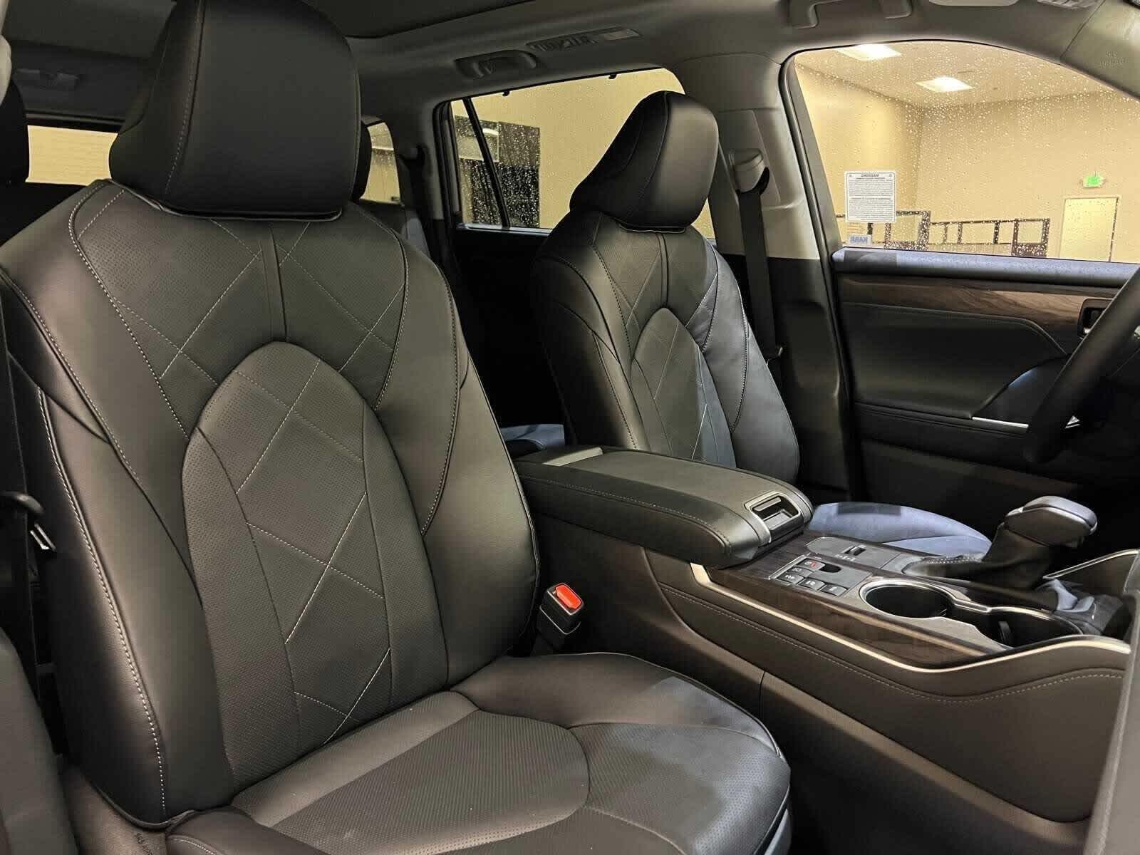 2025 Toyota Highlander Hybrid Platinum