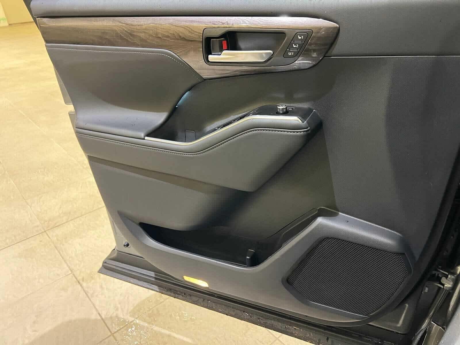 2025 Toyota Highlander Hybrid Platinum