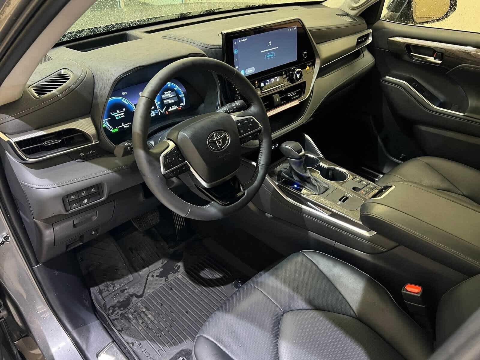 2025 Toyota Highlander Hybrid Platinum