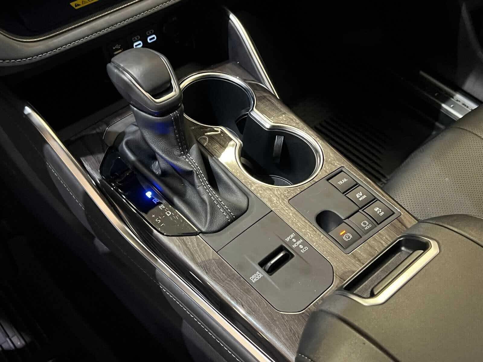 2025 Toyota Highlander Hybrid Platinum