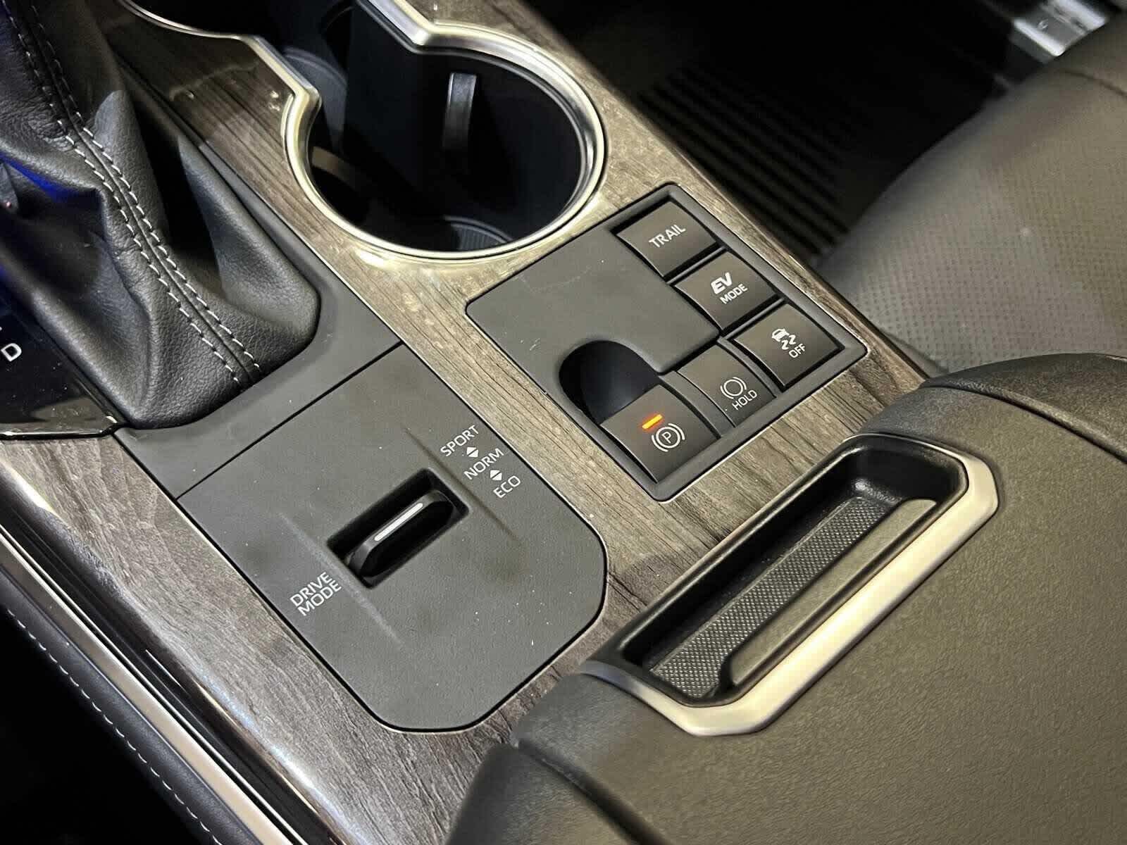 2025 Toyota Highlander Hybrid Platinum