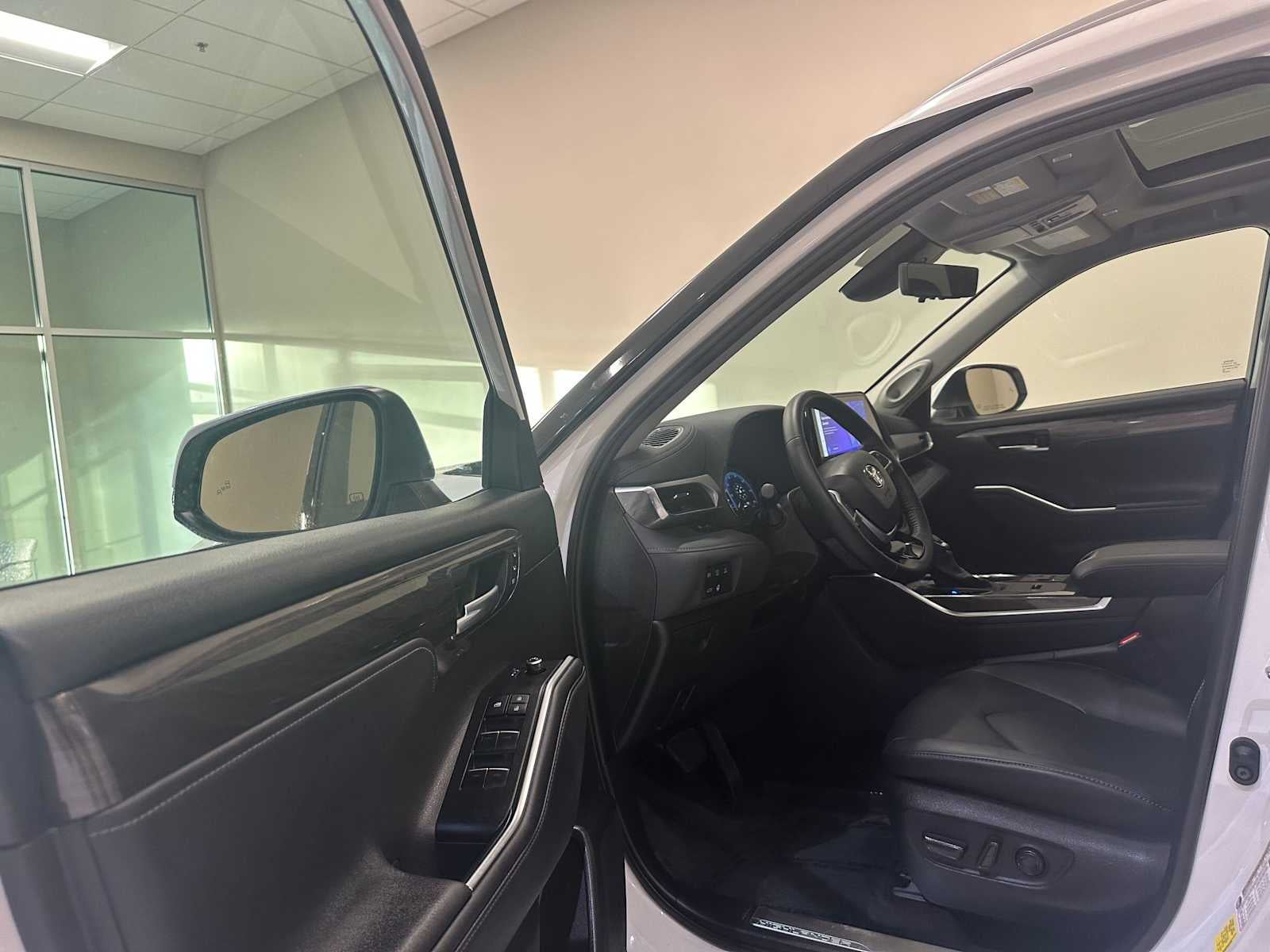 2025 Toyota Highlander Hybrid Platinum