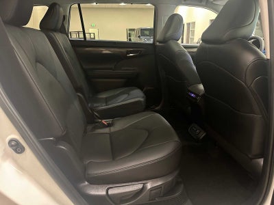 2025 Toyota Highlander Hybrid Platinum