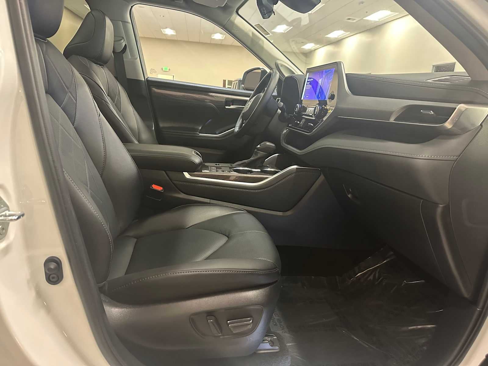 2025 Toyota Highlander Hybrid Platinum