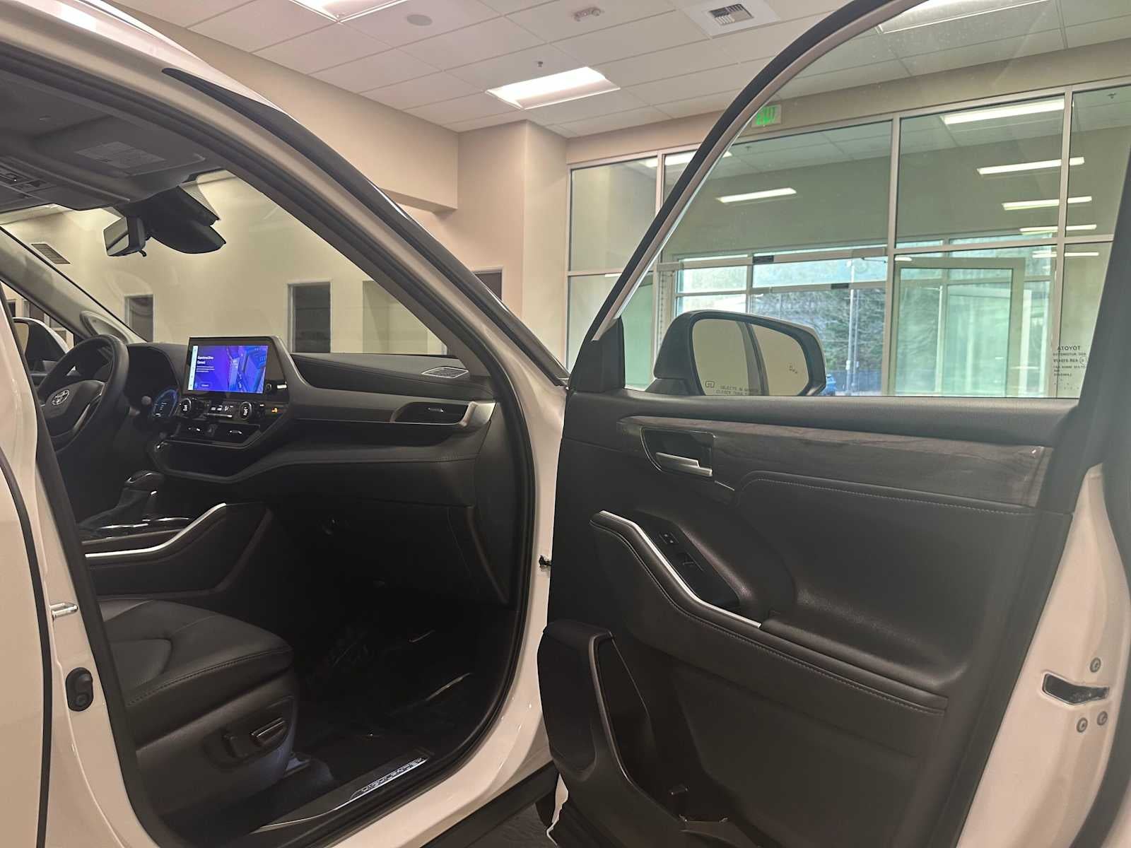 2025 Toyota Highlander Hybrid Platinum