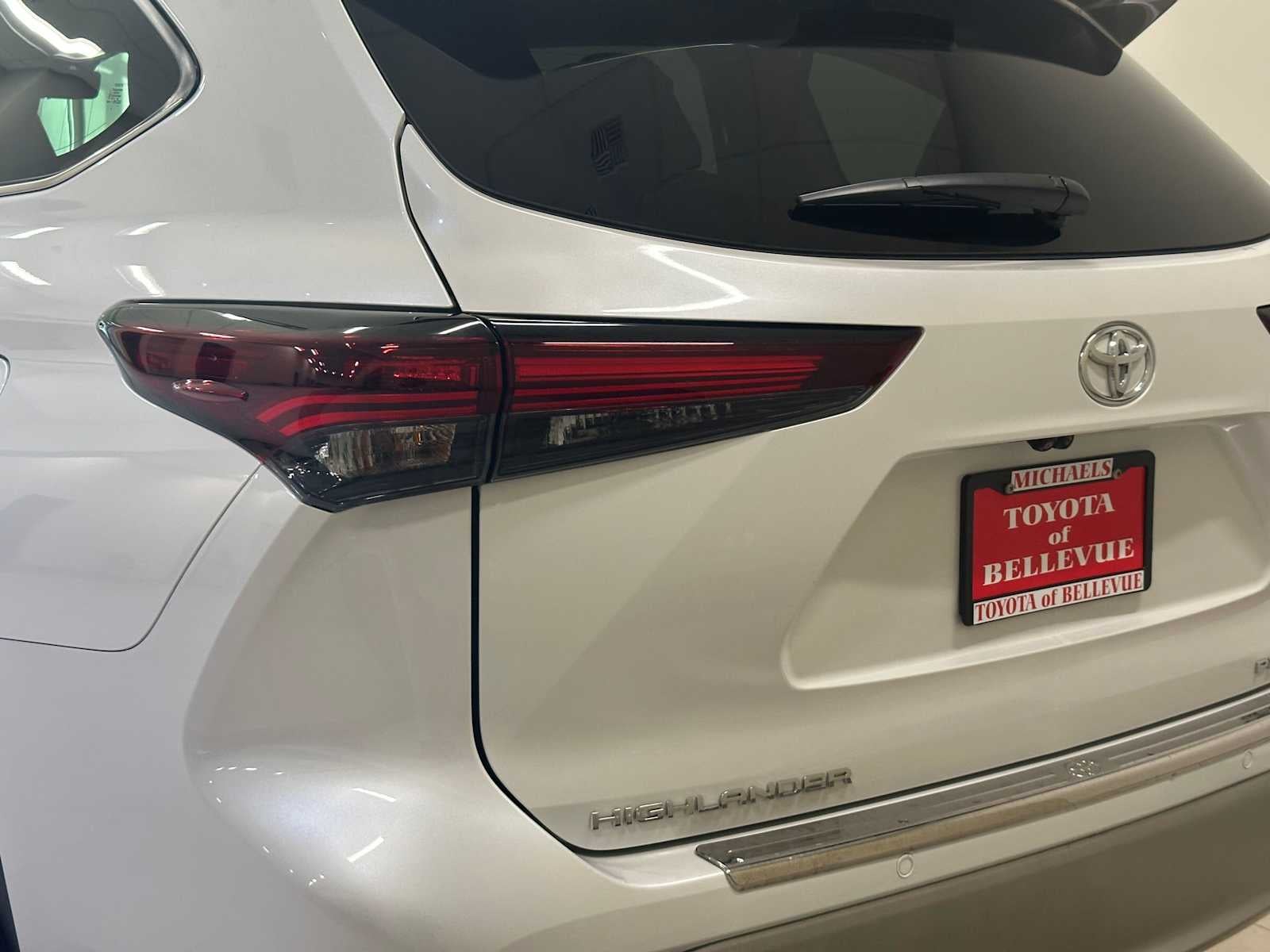 2025 Toyota Highlander Hybrid Platinum