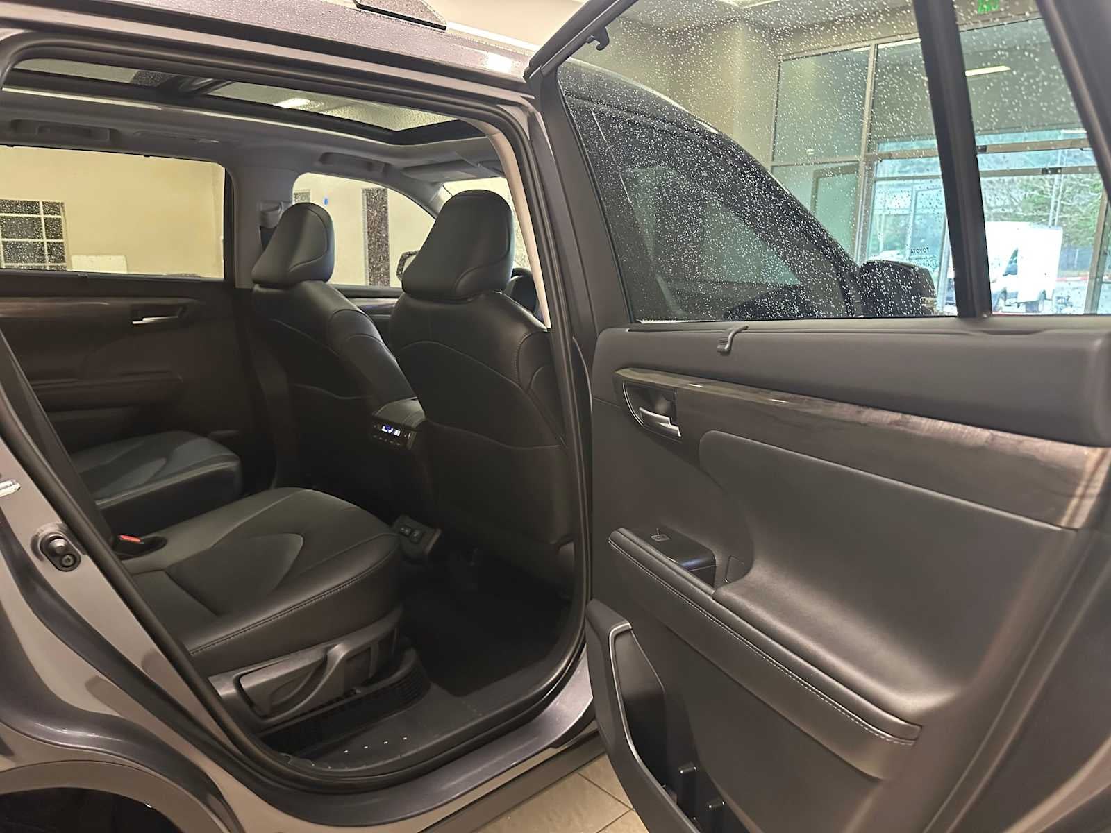 2025 Toyota Highlander Hybrid Platinum