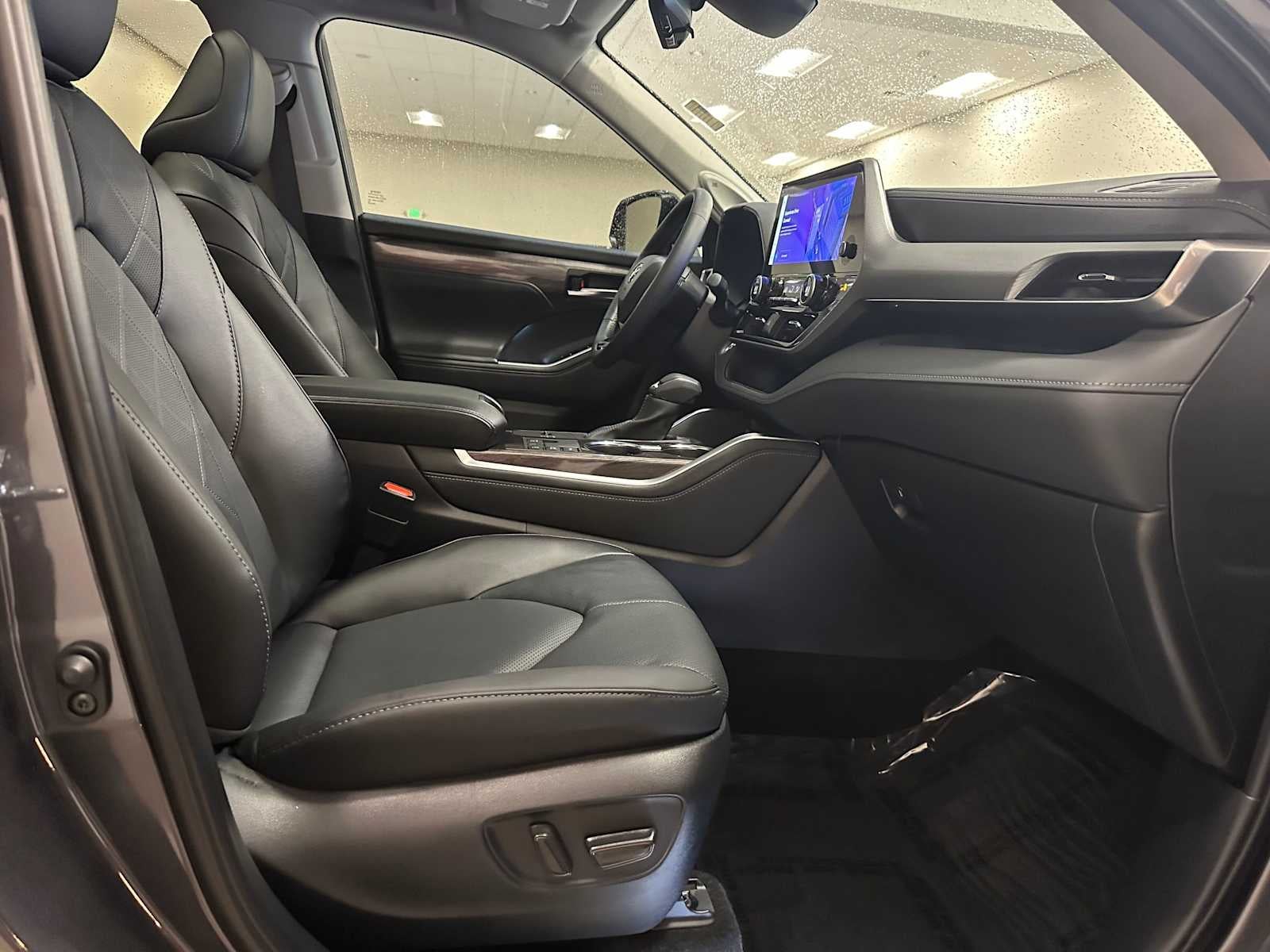 2025 Toyota Highlander Hybrid Platinum