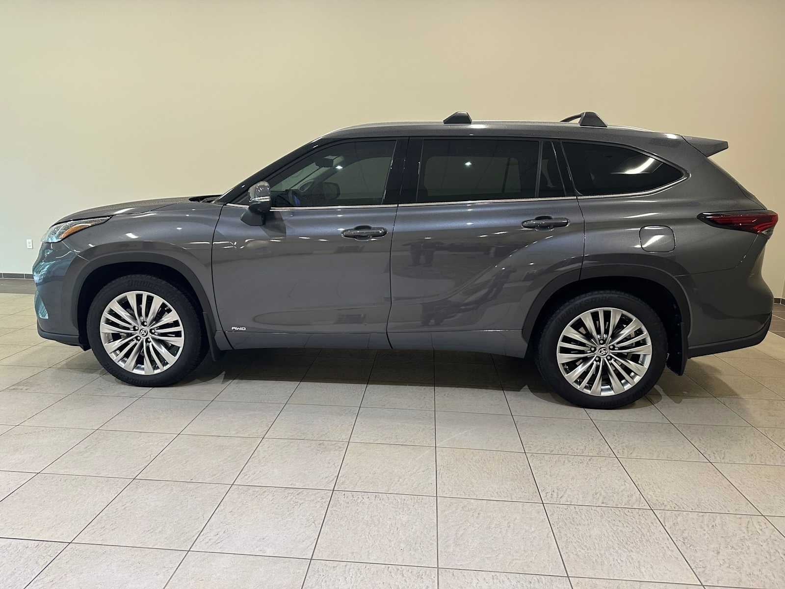 2025 Toyota Highlander Hybrid Platinum
