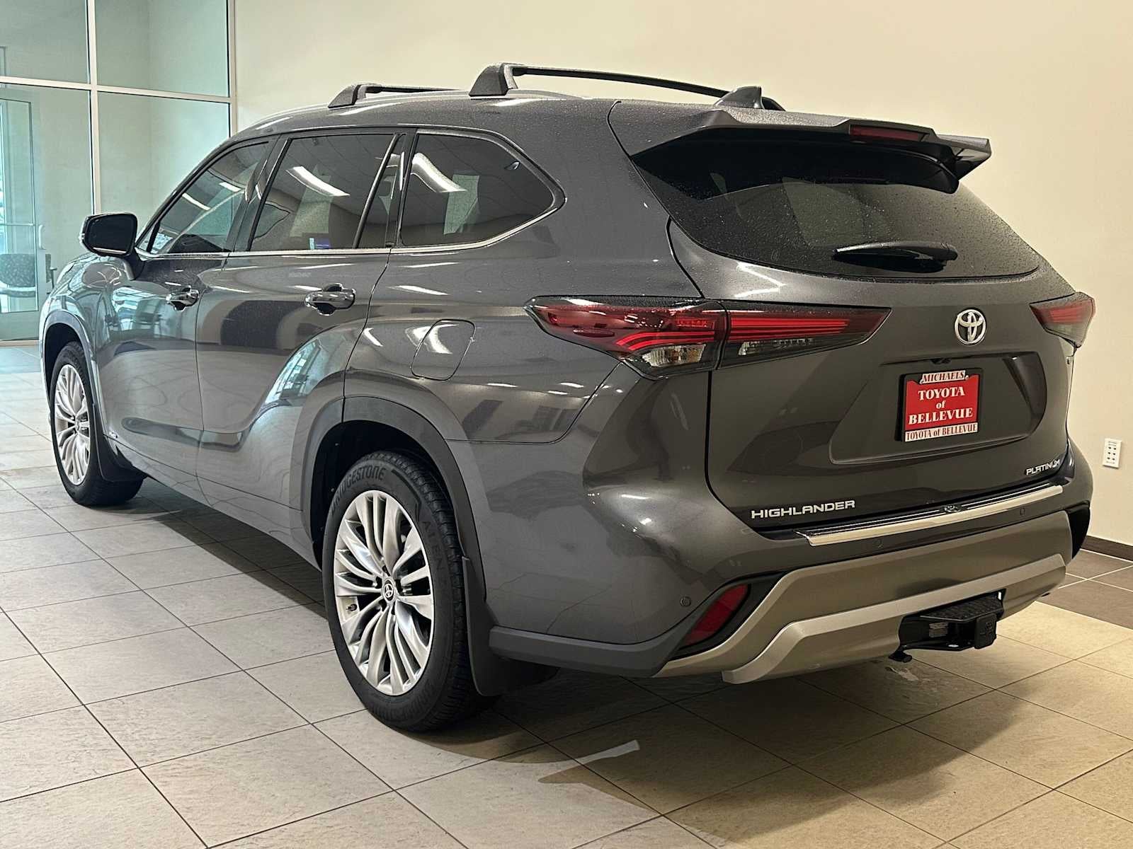 2025 Toyota Highlander Hybrid Platinum