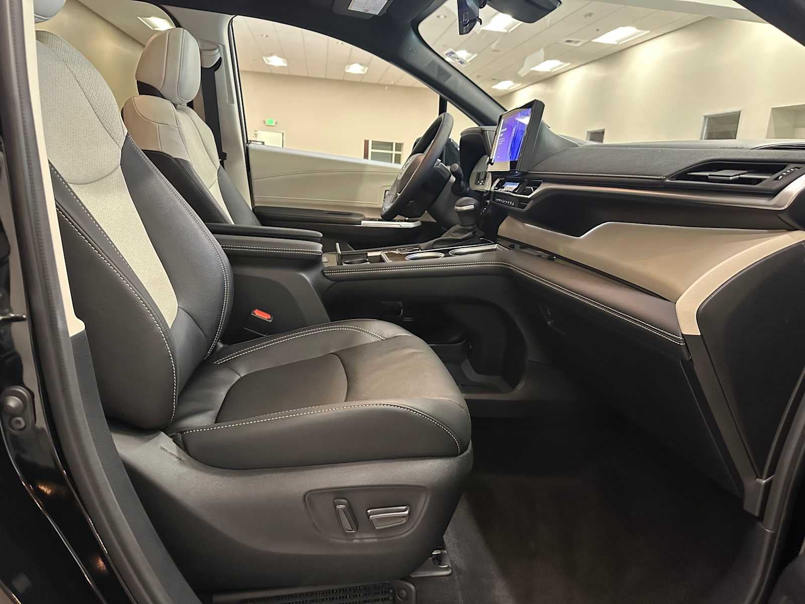 2025 Toyota Sienna Platinum