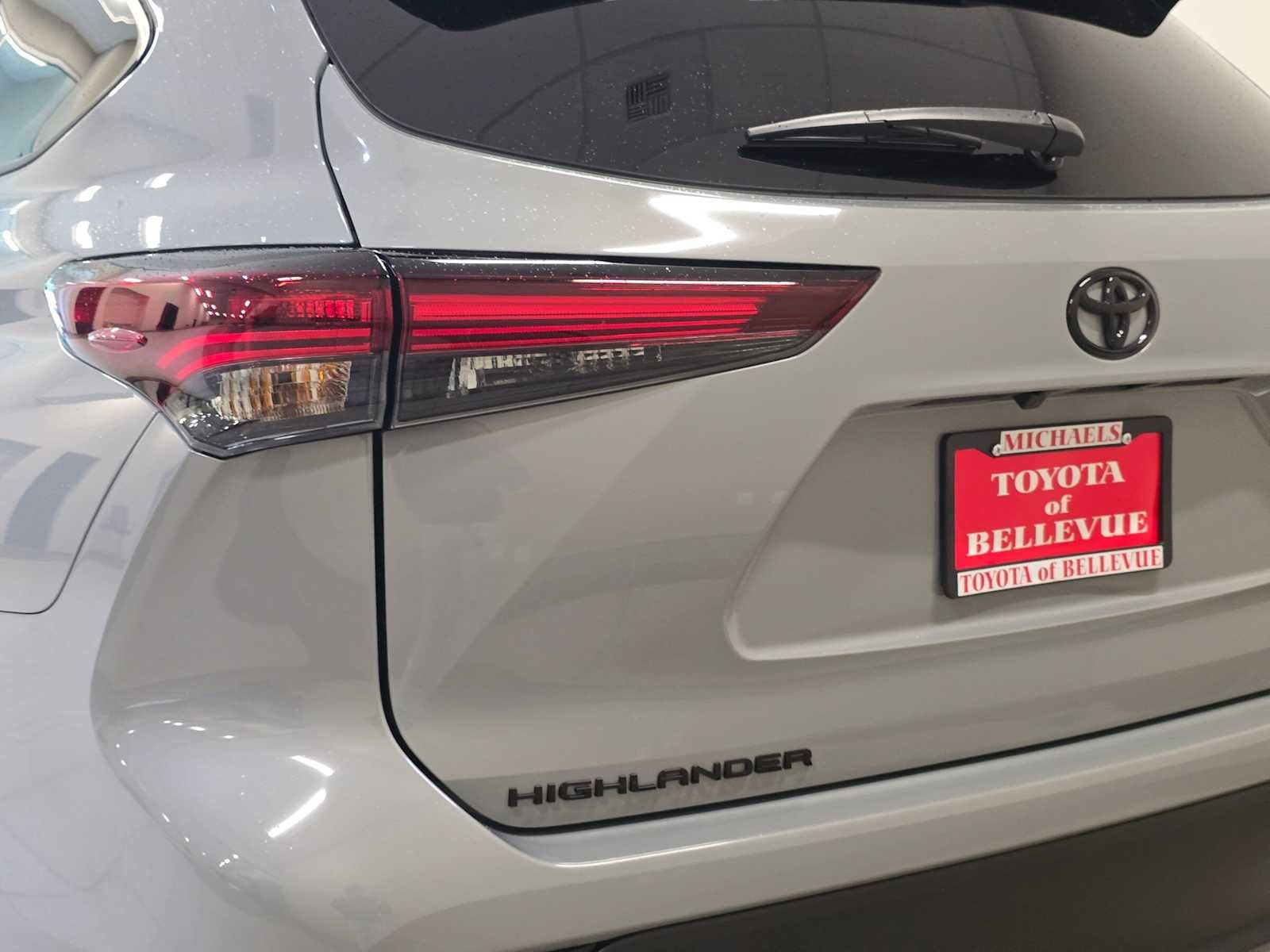 2025 Toyota Highlander Hybrid XLE Nightshade