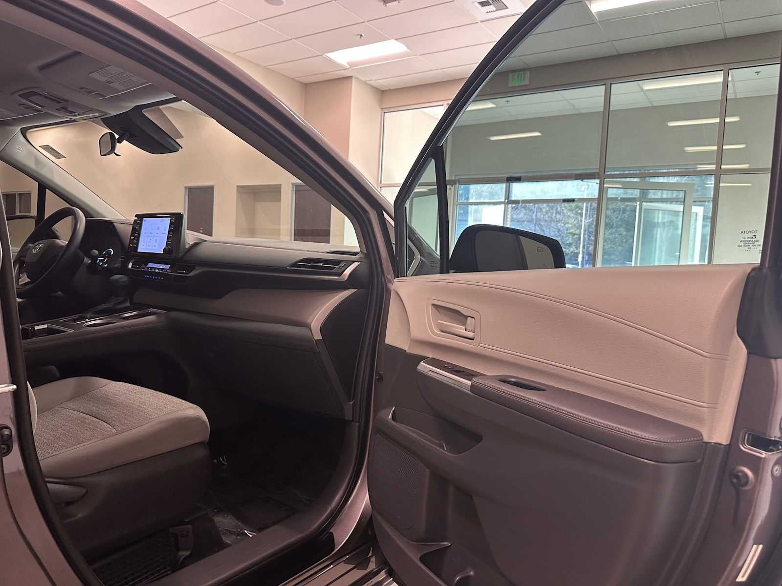 2022 Toyota Sienna LE