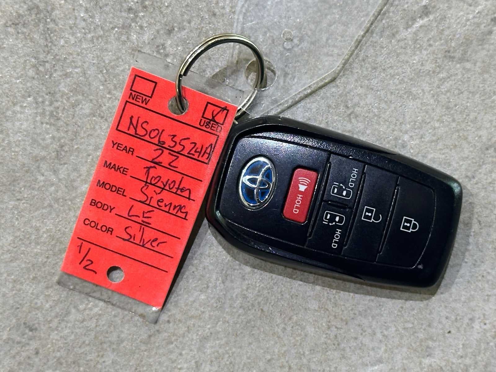 2022 Toyota Sienna LE