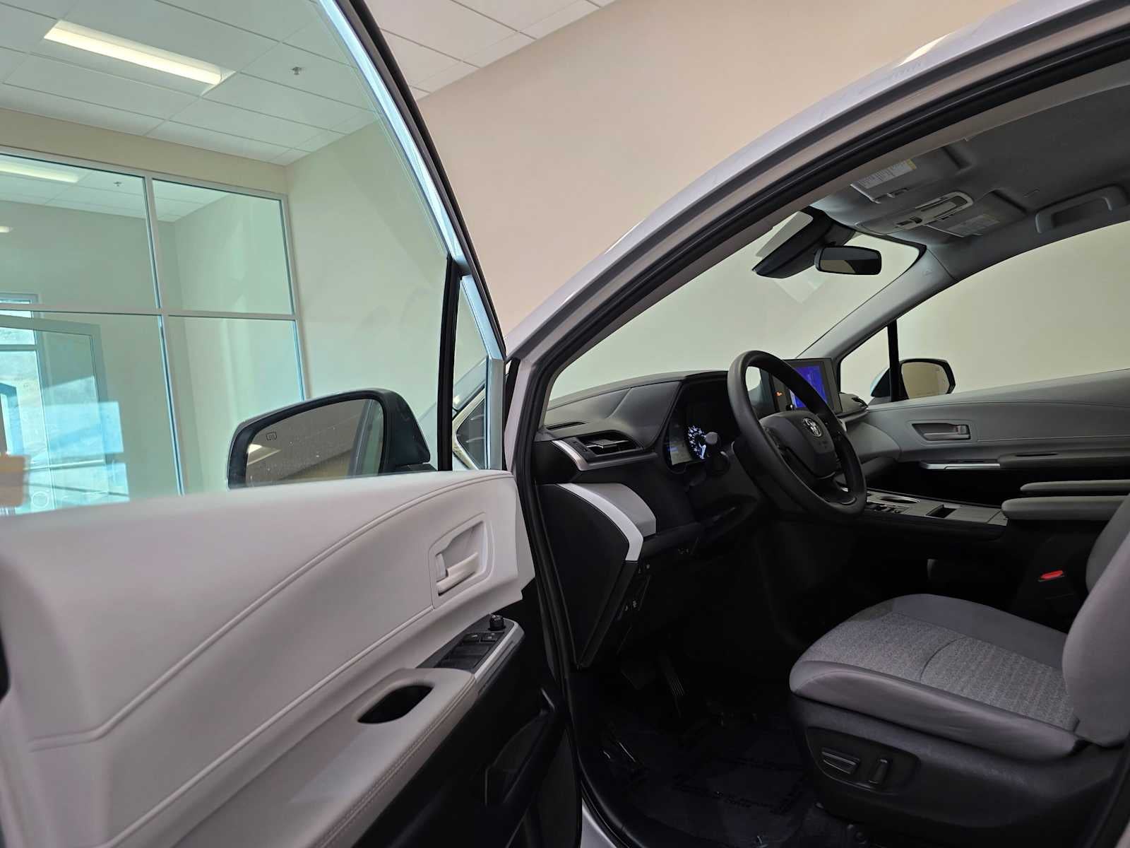 2025 Toyota Sienna LE