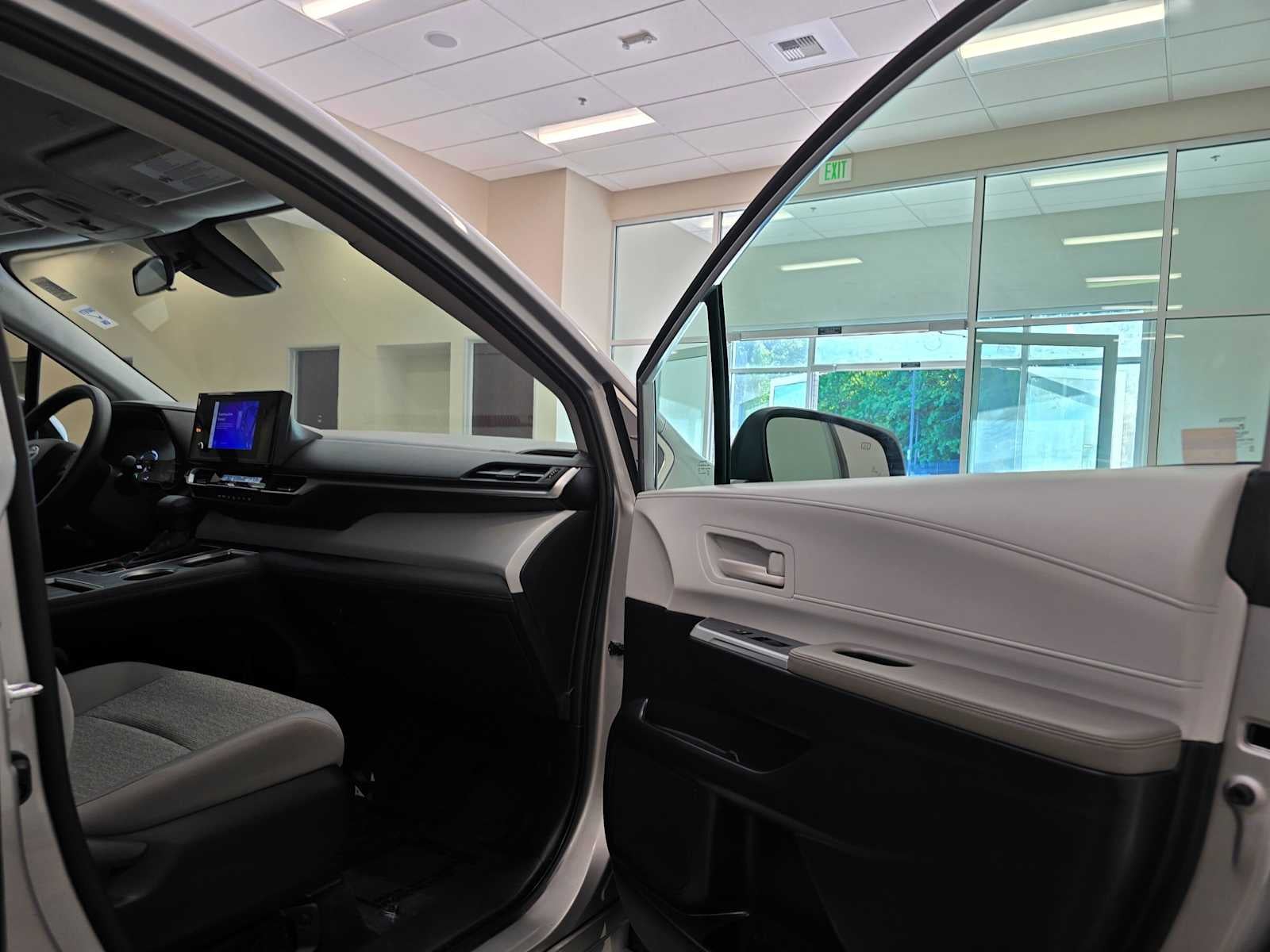 2025 Toyota Sienna LE
