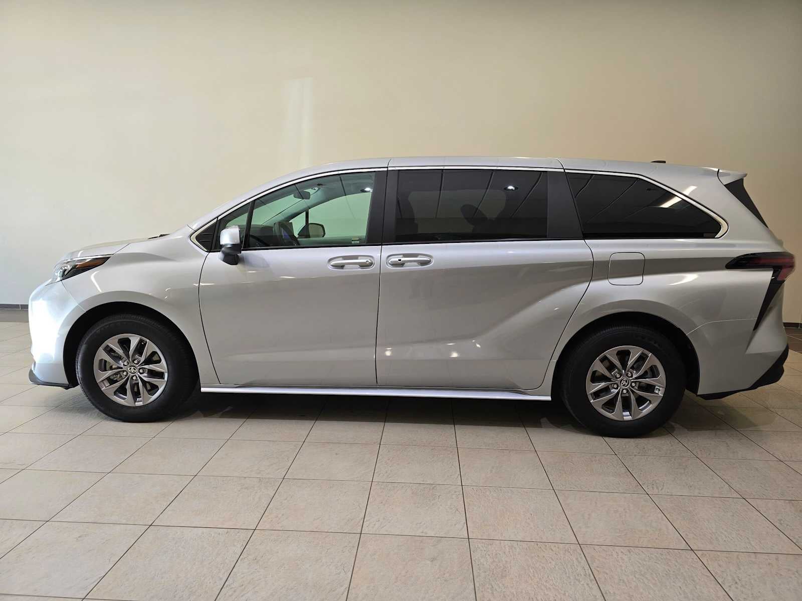2025 Toyota Sienna LE