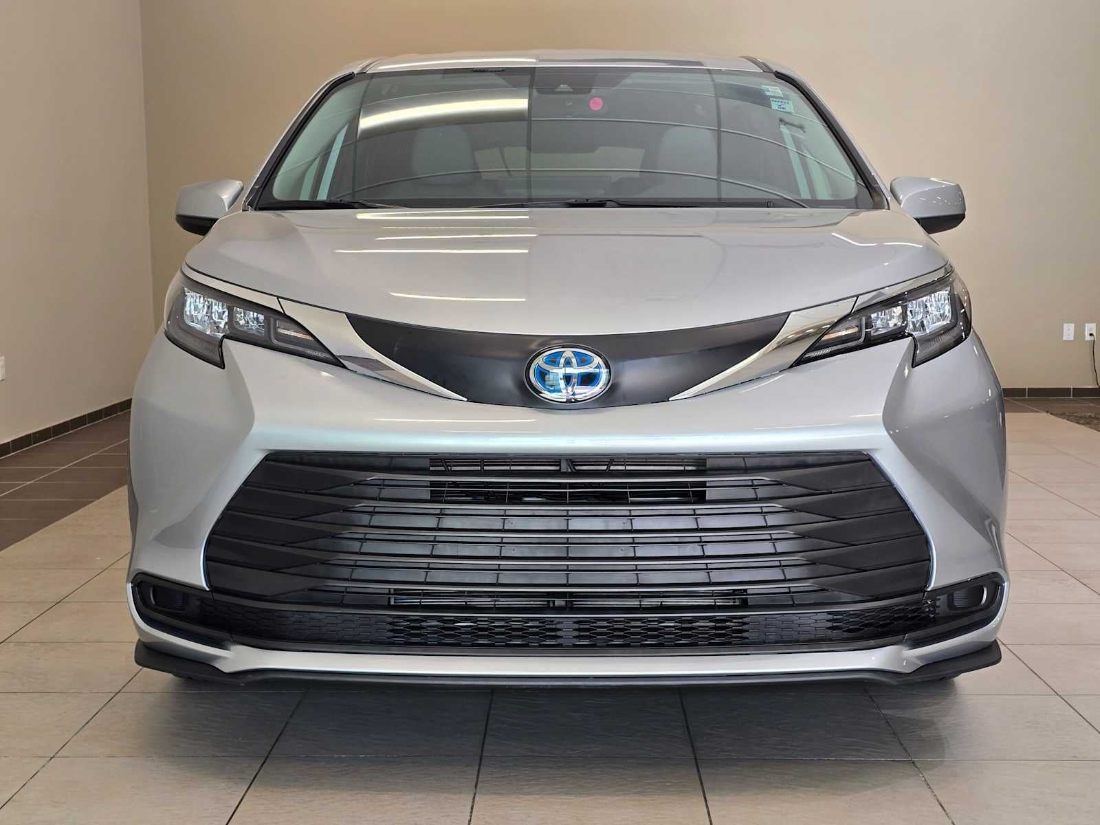 2025 Toyota Sienna LE