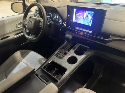 2025 Toyota Sienna LE