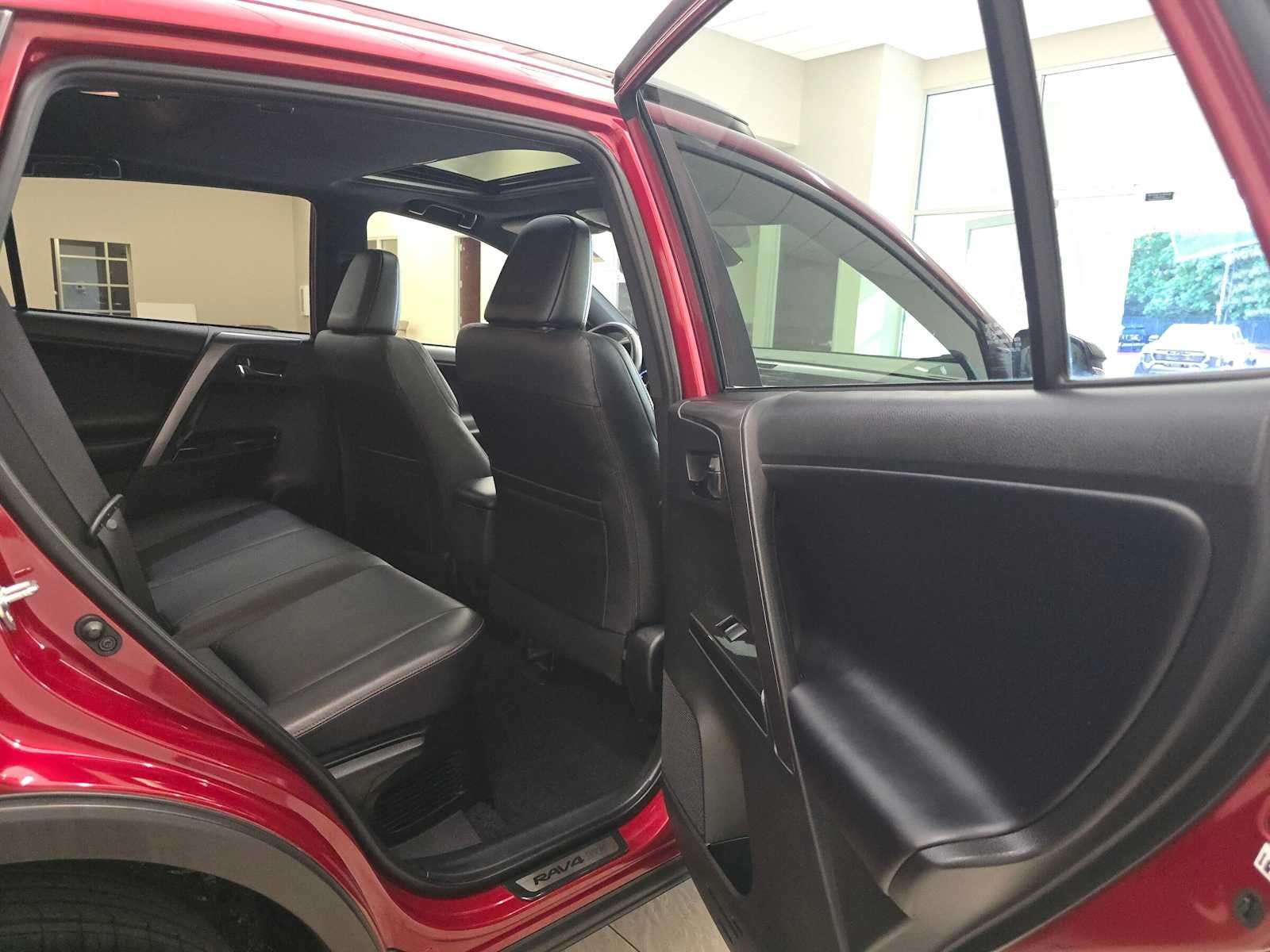 2018 Toyota RAV4 Hybrid SE