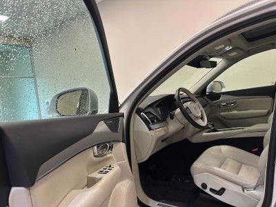 2022 Volvo XC90 Momentum