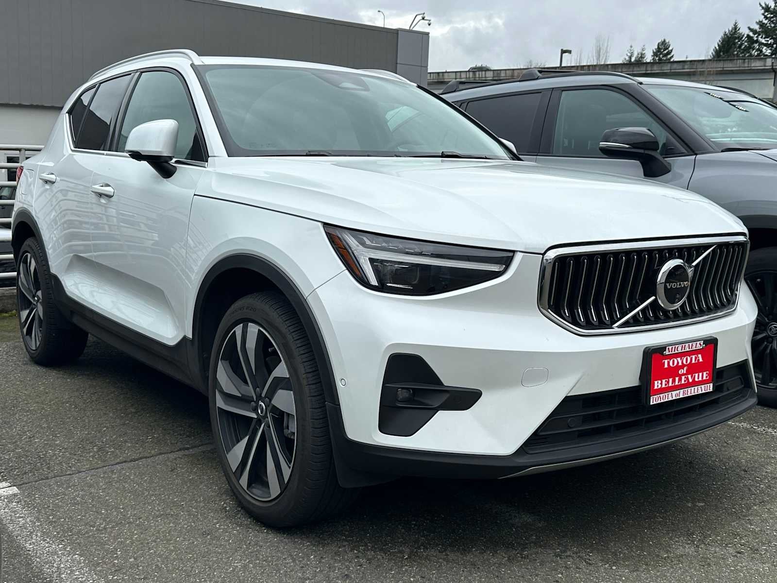 2024 Volvo XC40 Ultimate Bright Theme