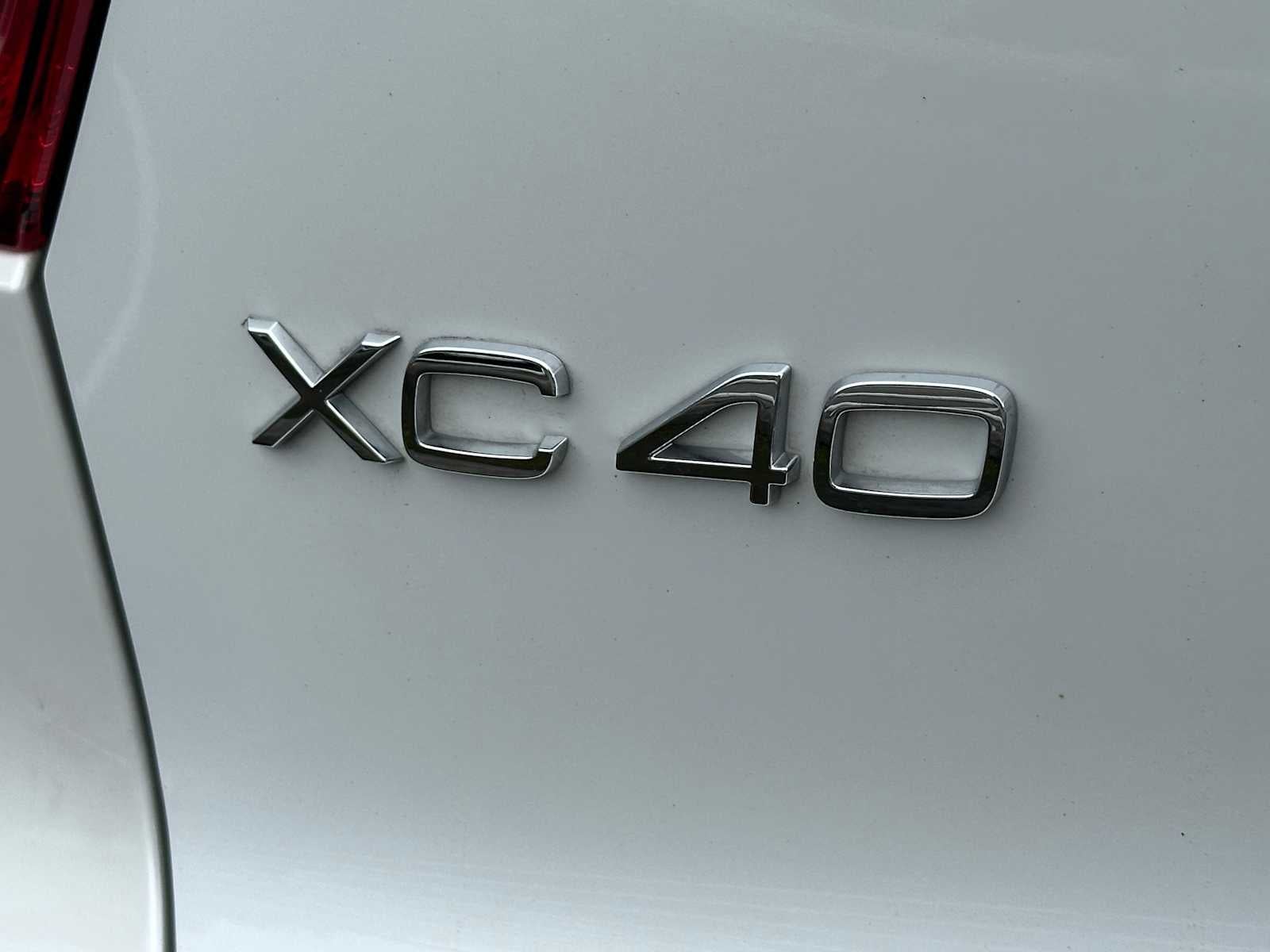 2024 Volvo XC40 Ultimate Bright Theme
